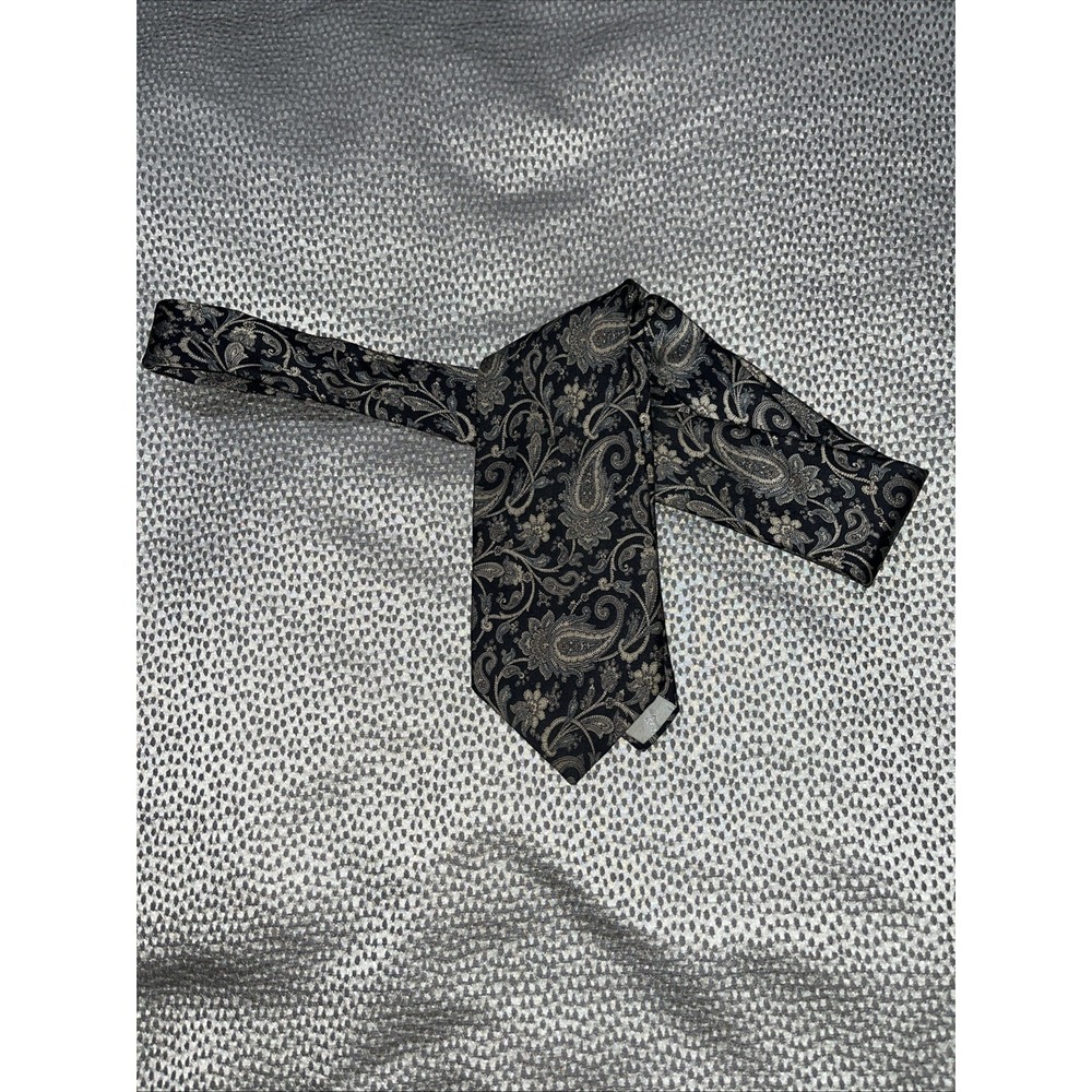 Oscar de la Renta Couture Black Silver Gray Paisley 100% Silk Hand Sewn‎ Necktie